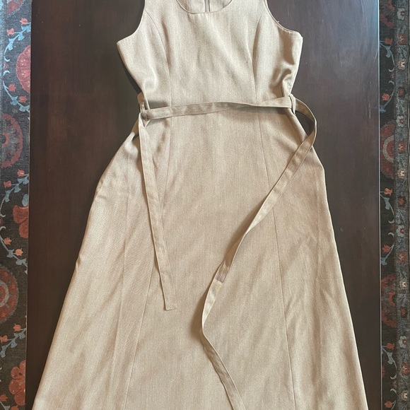 Gorgeous vintage hand-sewn linen latte-coloured dress with matching waist tie. - Picture 4 of 5